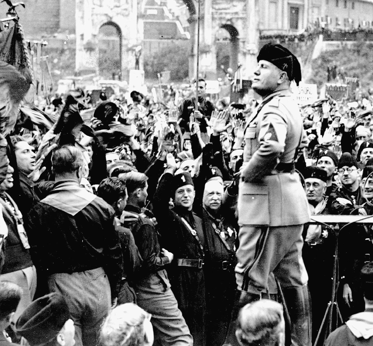 Copertina di Mussolini, che fifa il raffreddore: ma da “eroe” odiava gli ombrelli