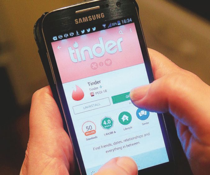Neologismo - Anthony usa la versione a pagamento Tinder Plus, che permette di cercare persone in luoghi diversi da quello in cui si trovano - LaPresse “Ma quale Airbnb, l’Europa la giro grazie a Tinder”