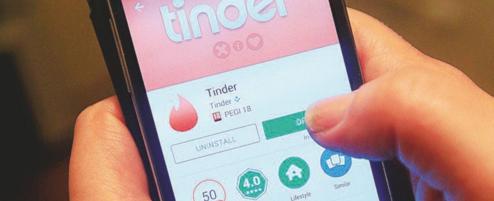 Neologismo - Anthony usa la versione a pagamento Tinder Plus, che permette di cercare persone in luoghi diversi da quello in cui si trovano - LaPresse “Ma quale Airbnb, l’Europa la giro grazie a Tinder”
