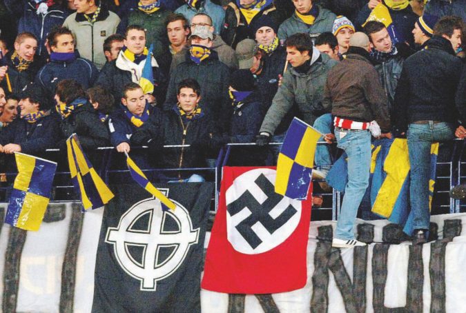 Tifosi estremisti - Svastica e croce celtica sugli spalti in una partita dell’Hellas Verona - Ansa Le curve nere d’Europa: lotte di potere e faide etniche