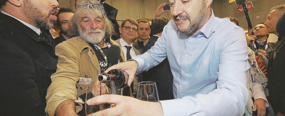 Brindisi - Matteo Salvini ieri al Vinitaly con Mauro Corona: “Non sono salvinista, sono alpinista” - Ansa Le mani della Lega sulla Rai: Salvini vuole prendersi il Tg1