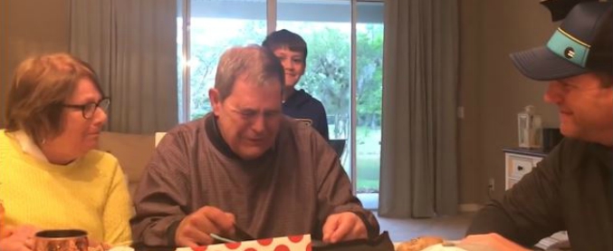 Copertina di Sorpresa, in fondo all’album dei ricordi c’è l’emozione che non ti aspetti. E il figlio fa piangere suo padre