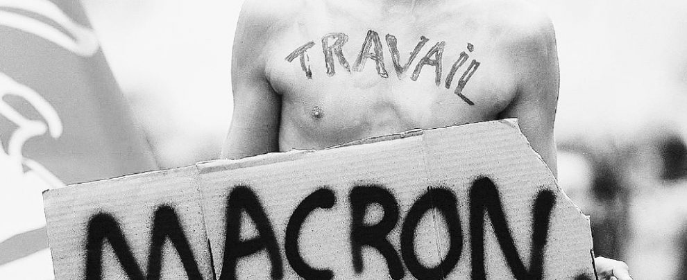 La protesta - Un manifestante al corteo di statali del 22 marzo con il cartello che recita “Macron mi ha ucciso” - Ansa Un paese in rivolta contro le élite