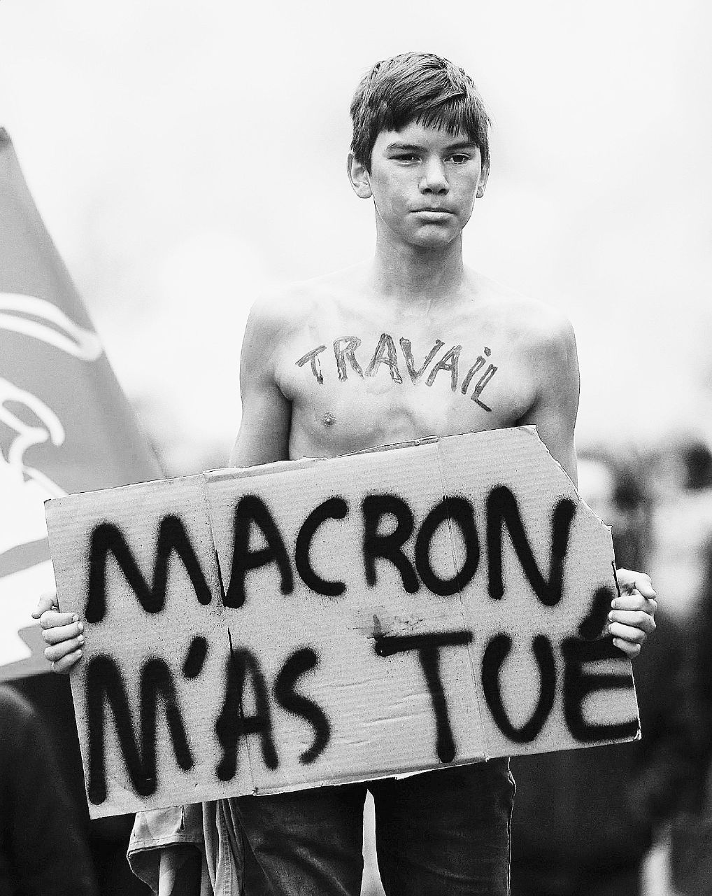 La protesta - Un manifestante al corteo di statali del 22 marzo con il cartello che recita “Macron mi ha ucciso” - Ansa Un paese in rivolta contro le élite