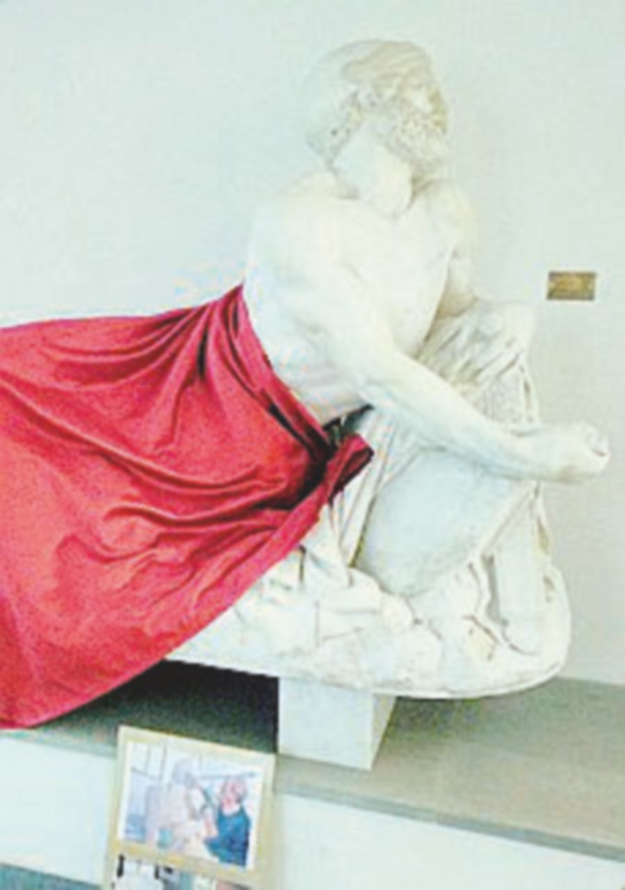 Convegno di islamici, coperta la statua. Le destre protestano Convegno di islamici, coperta la statua. Le destre protestano