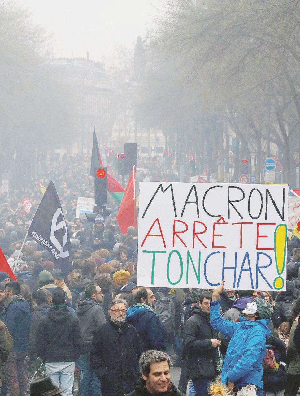 Piazze piene - Gli anarchici a Parigi: Macron smetti di fare casino” - Ansa Fronte interno e sondaggi le vere grane di Macron