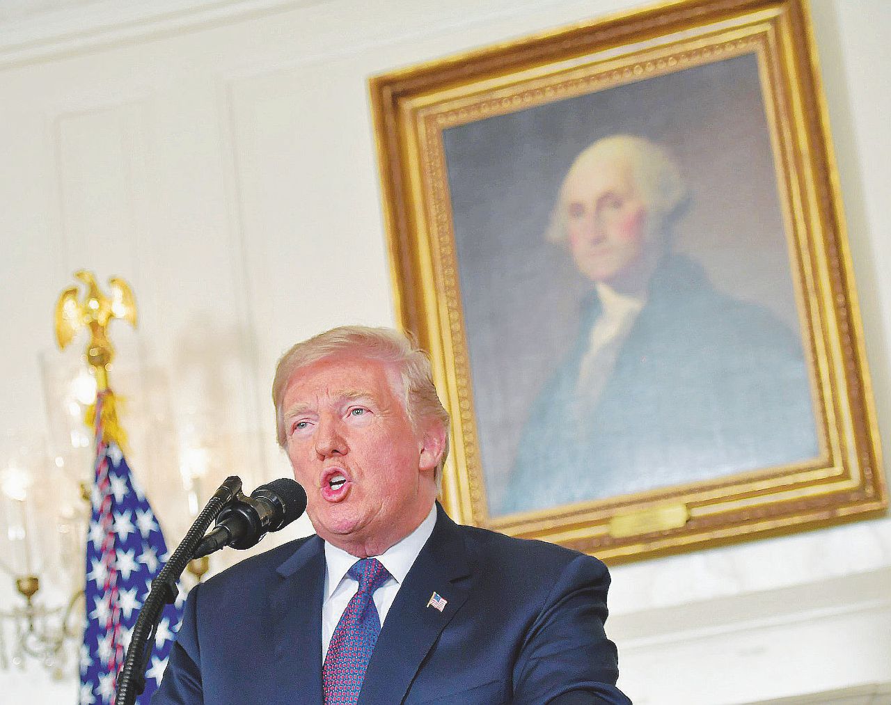 In trincea - Il presidente Donald Trump Più Comey che guerra ad Assad. Trump nella trappola di Putin