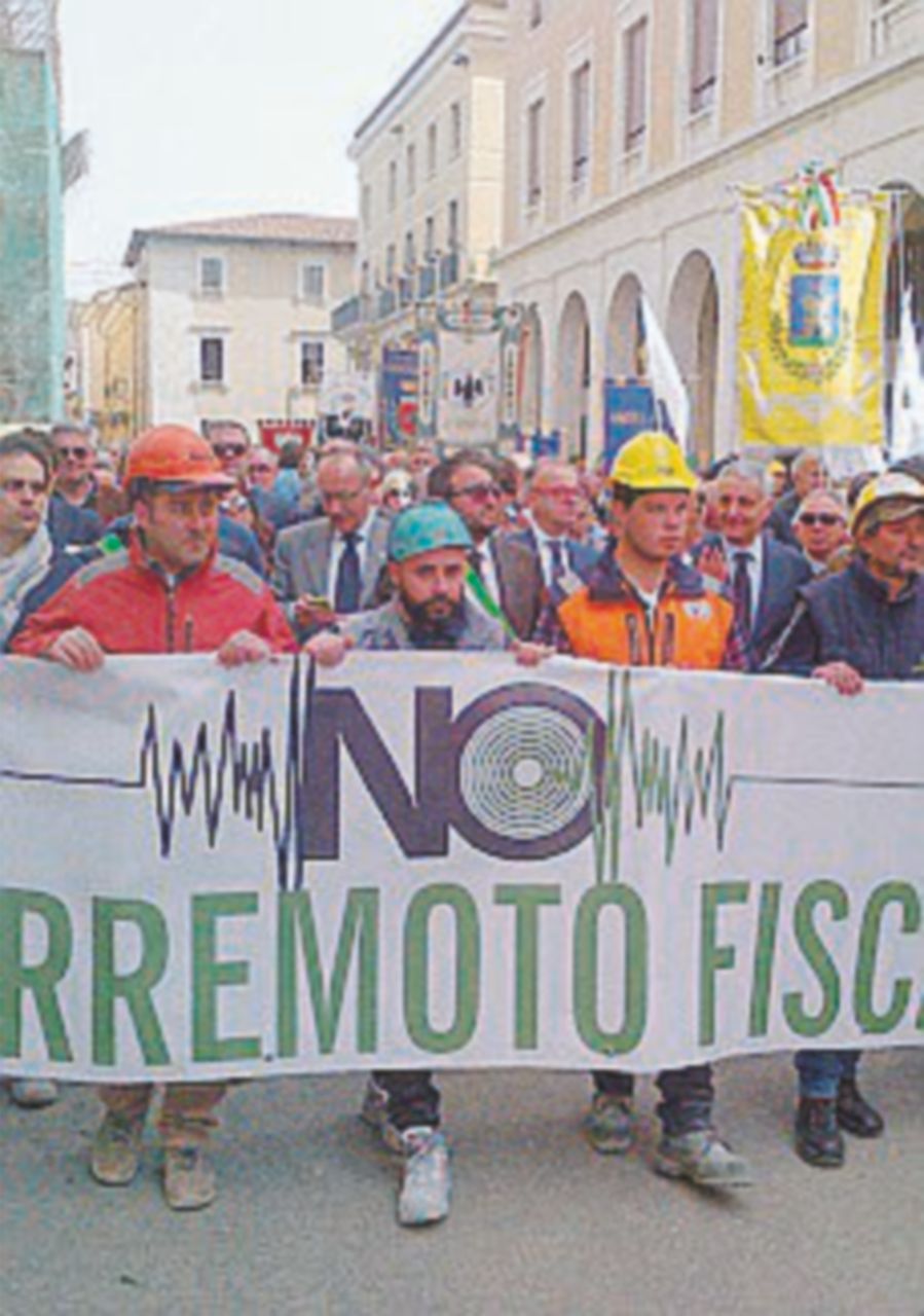 L’Aquila, corteo contro la restituzione delle tasse post-sisma L’Aquila, corteo contro la restituzione delle tasse post-sisma