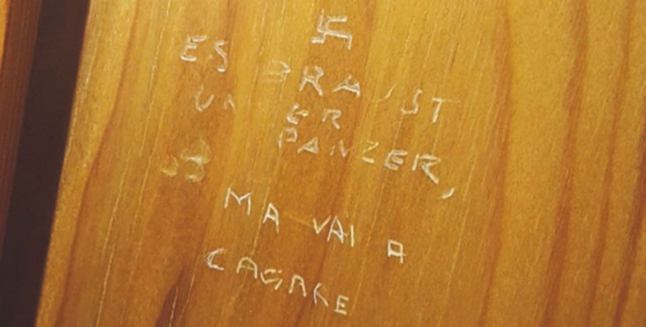 Una svastica incisa sulla porta del bagno di Montecitorio Una svastica incisa sulla porta del bagno di Montecitorio