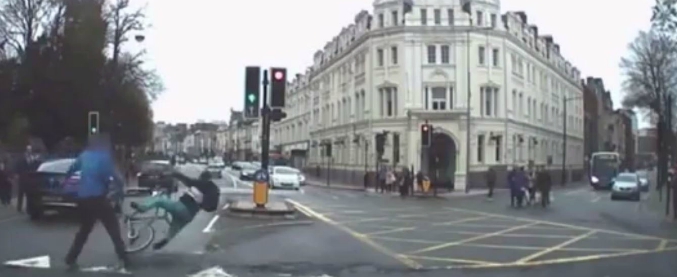 Copertina di L’arresto del fuggitivo? Tutto merito dei passanti. Scappa in bicicletta e lo atterrano, poi il placcaggio definitivo