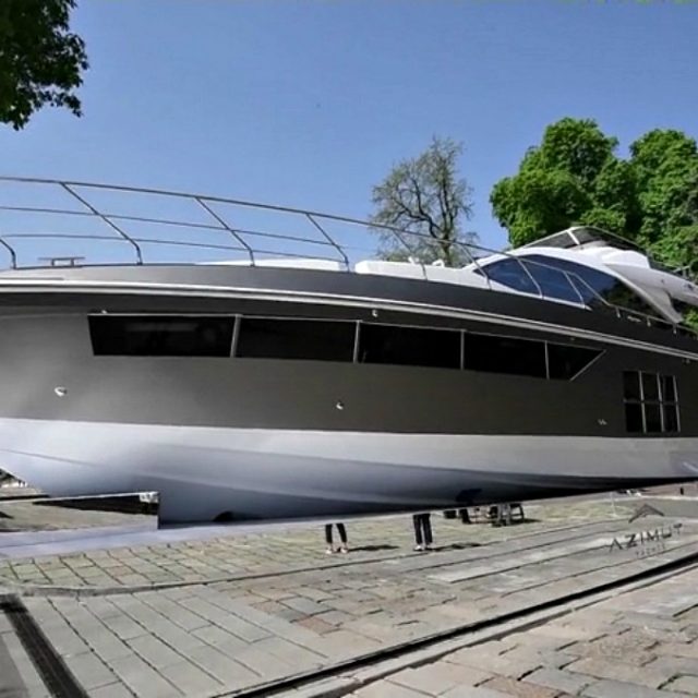 Cosa ci fa uno yacht davanti alla Triennale di Milano? L’installazione di design in attesa del Fuorisalone
