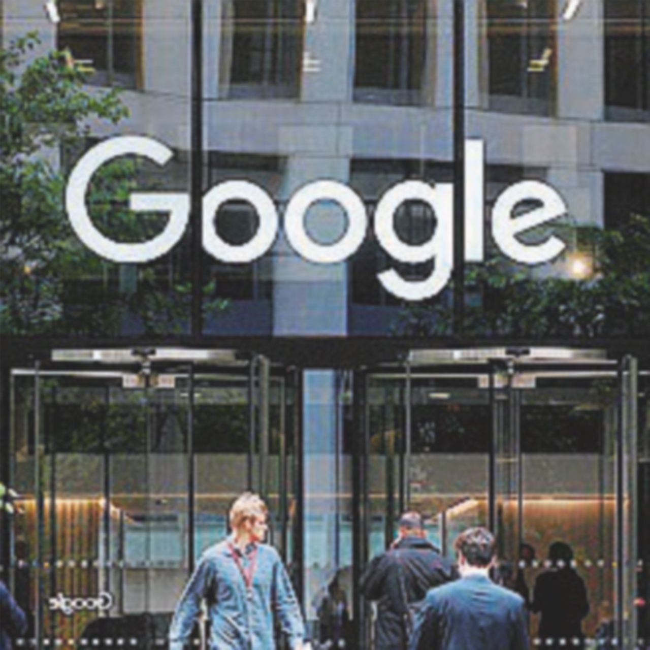 Copertina di Google contro le app “illegali”. Class action in Usa contro Facebook