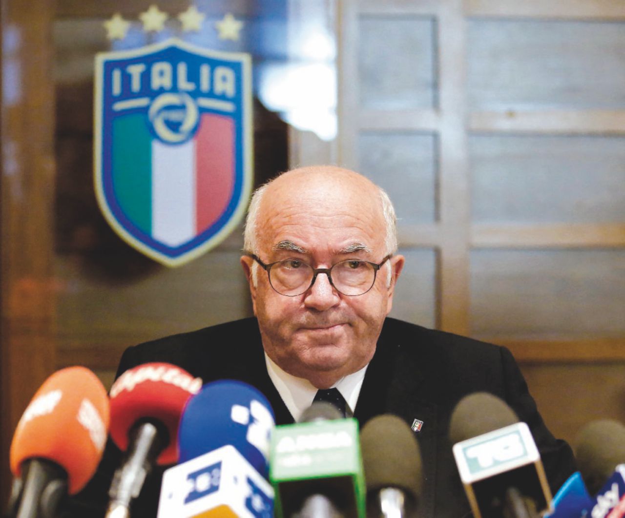 Copertina di Alla faccia del commissario, Tavecchio tiene la “cassa” Figc