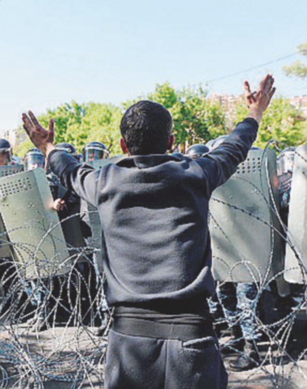 Armenia: migliaia in piazza contro nomina premier Sargsyan