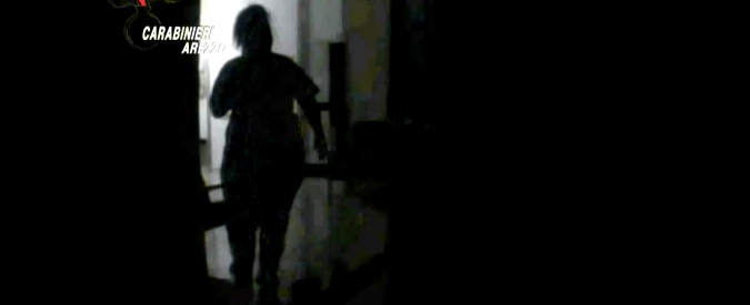 Copertina di Violenze sugli anziani ad Arezzo. Le telecamere della procura mostrano l’inferno all’interno della casa di riposo