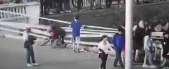 Copertina di L’auto vola giù da un ponte, poi un ciclista si affaccia. Ma perde l’equilibrio e paga cara la sua curiosità