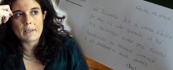 Copertina di Torino, Comune non riconosce figlio di due donne nato con la procreazione assistita. La mamma: “La sindaca ha scelto di non intervenire, le è mancato il coraggio”