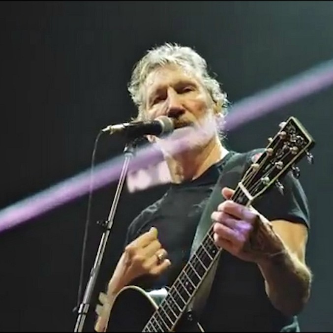 Copertina di Roger Waters, sold out a Milano. E dal palco l’ex Pink Floyd elogia gli italiani: “Grazie perché salvate i rifugiati nel Mediterraneo”