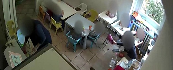 Copertina di Maltrattamenti in un asilo del Varesotto: misure cautelari per due maestre. Il video che documenta le violenze