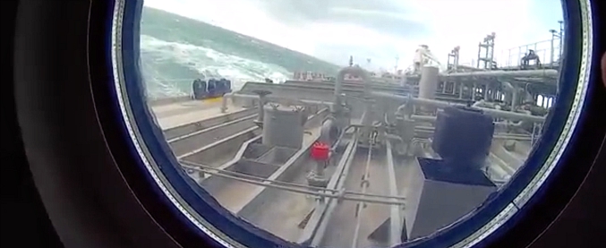 Copertina di Mal di mare? Non guardate questo video. Il Mare del Nord mette a dura prova gli operai di un cargo e le loro cabine