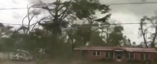 Copertina di Il tornado spezza gli alberi e scoperchia la casa del vicino mentre lui filma tutto. La forza dei venti nel sud del Mississipi