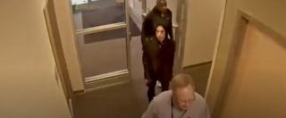 Copertina di Prince, in un video le ultime ore del musicista: magro e teso mentre entra nella clinica medica