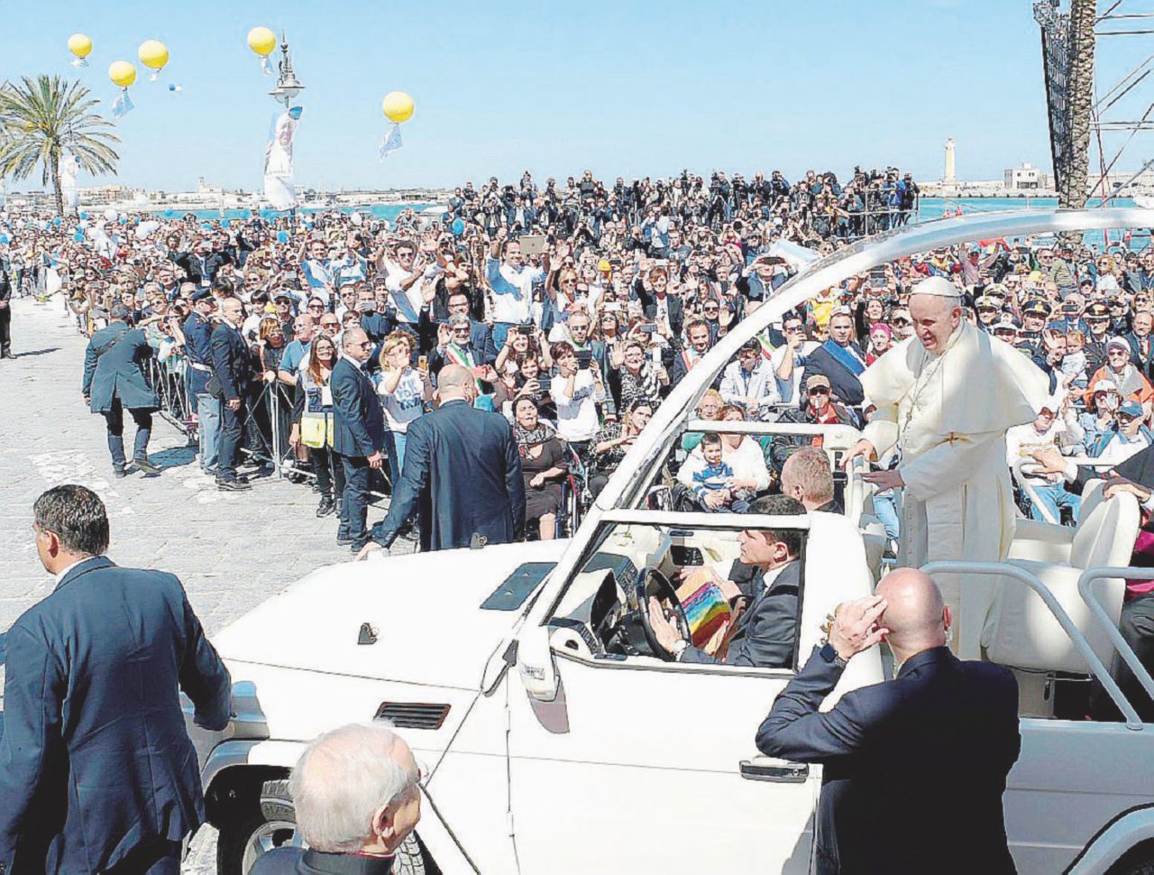 Copertina di “È la bellezza degli ultimi”. Il Papa incorona don Tonino