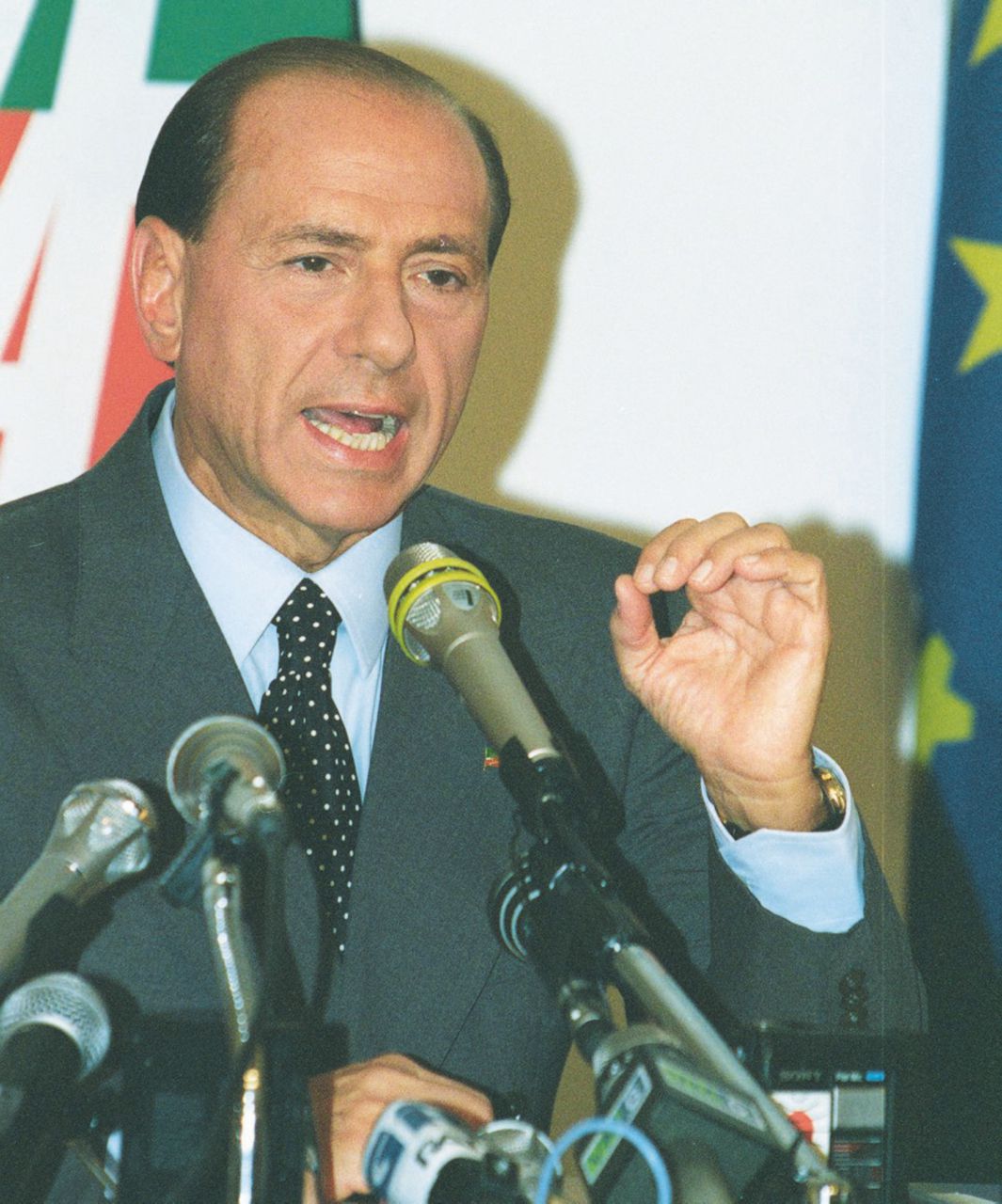 Copertina di Il nome di Berlusconi scritto nella sentenza. È la vittoria dei “matti”