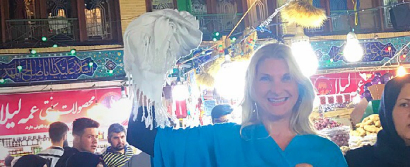 Copertina di Iran, schiaffeggiata perché indossava male il velo. A quest’obbligo io dico no