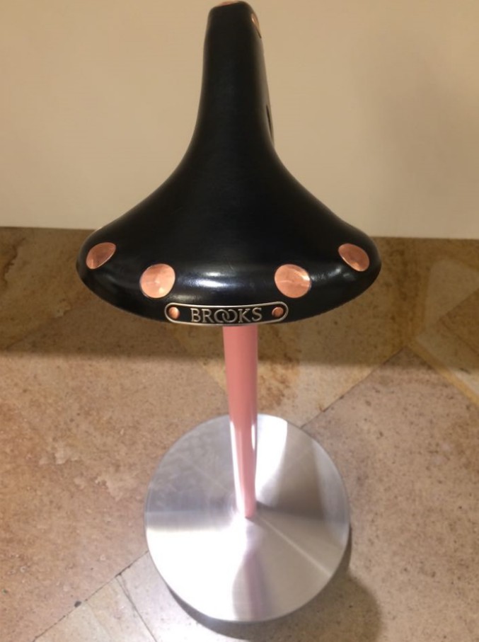 Copertina di Salone del mobile 2018, si guarda al futuro ma ci si inchina al passato. Dagli anni d’oro ’50 e ’70 alla “moderna sagra di paese” di oggi