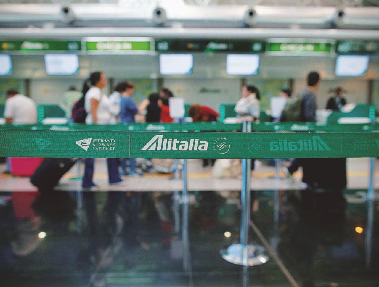 Copertina di Dagli aerei agli slot: saccheggio programmato dell’Alitalia