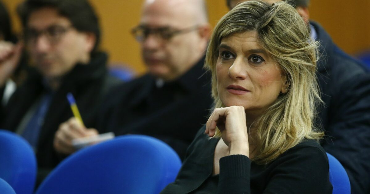 “Una commessa mi ha sferrato un pugno. Mi insultava di continuo, non si placava, Voleva proprio picchiarmi”: il racconto della giornalista Federica Angeli