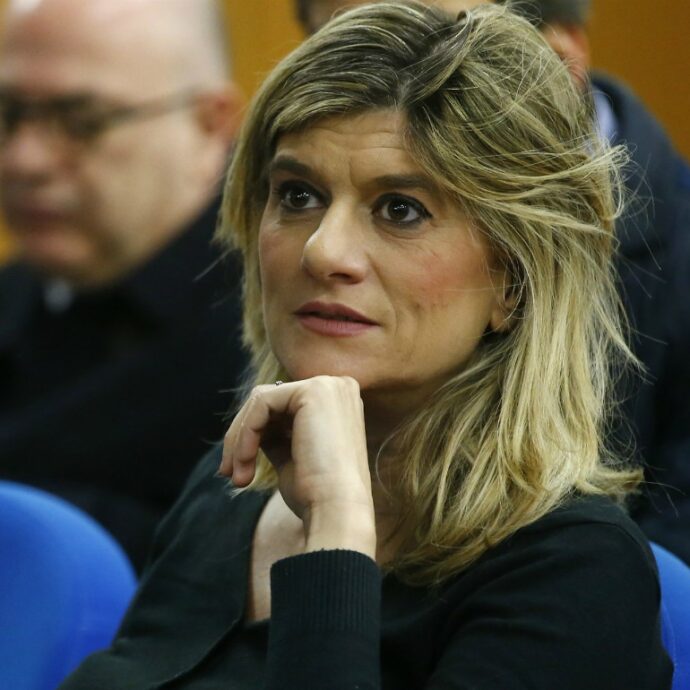 “Una commessa mi ha sferrato un pugno. Mi insultava di continuo, non si placava, Voleva proprio picchiarmi”: il racconto della giornalista Federica Angeli