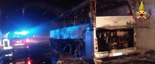 Copertina di Savona, le immagini del bus in fiamme in galleria. Due giorni di inferno sull’A10 tra code e disagi