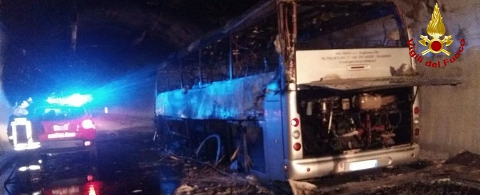 Copertina di Savona, le immagini del bus in fiamme in galleria. Due giorni di inferno sull’A10 tra code e disagi