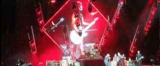 Copertina di Il fan dei Kiss invitato sul palco dei Foo Fighters ruba la scena a Dave Grohl: non gli resta che inchinarsi