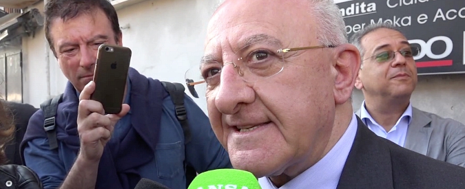 Copertina di De Luca: “Il Pd vive come gli ebrei negli anni delle leggi razziali: braccati, umiliati e senza patria”