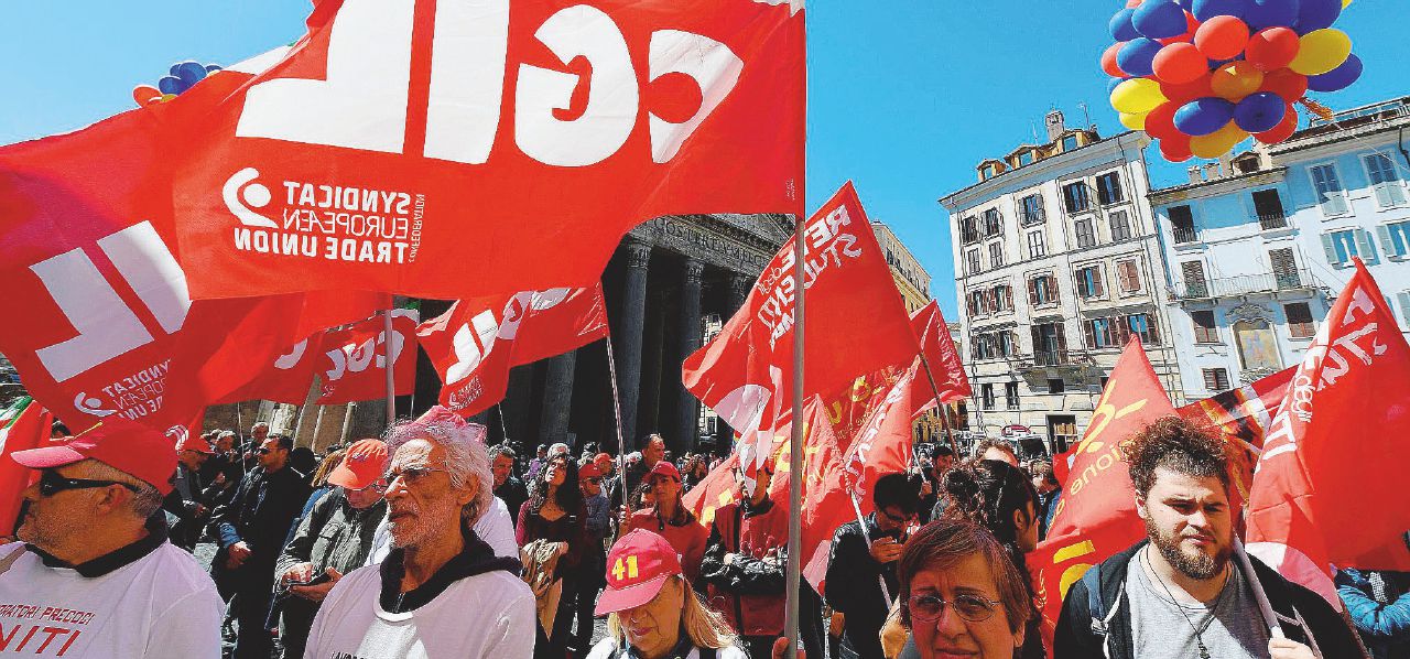 In piazza - Una recente manifestazione della Cgil al Pantheon di Roma - Ansa L’alleanza Pd e M5S è già fatta: si trova tra gli iscritti della Cgil