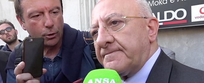 Copertina di Governo, De Luca: “Alleanza con M5S? Chiariscano se siamo delinquenti”. E ipotizza “appoggio esterno”