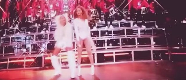 Beyoncé si esibisce al Coachella con la sorella Solange. Ma non va tutto come dovrebbe andare