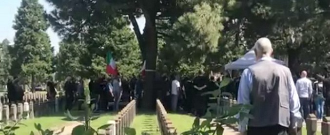 Copertina di Milano, saluti romani e camicie nere alla commemorazione per i caduti della Rsi. Procura valuta apertura fascicolo