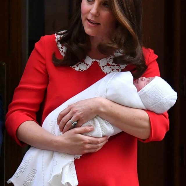 Royal Baby 3, è nato il terzogenito di William e Kate: pesa 3,8 chili. Mistero sul nome (FOTO)
