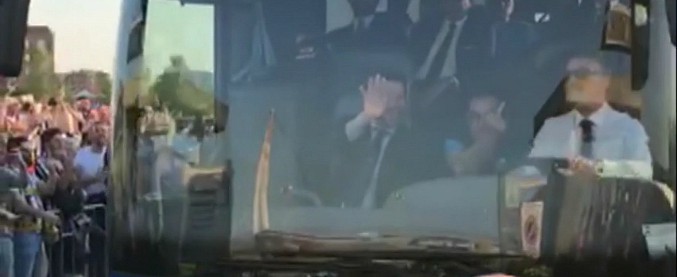 Copertina di Torino, il pullman del Napoli sfila tra gli insulti degli juventini. Sarri risponde col dito medio