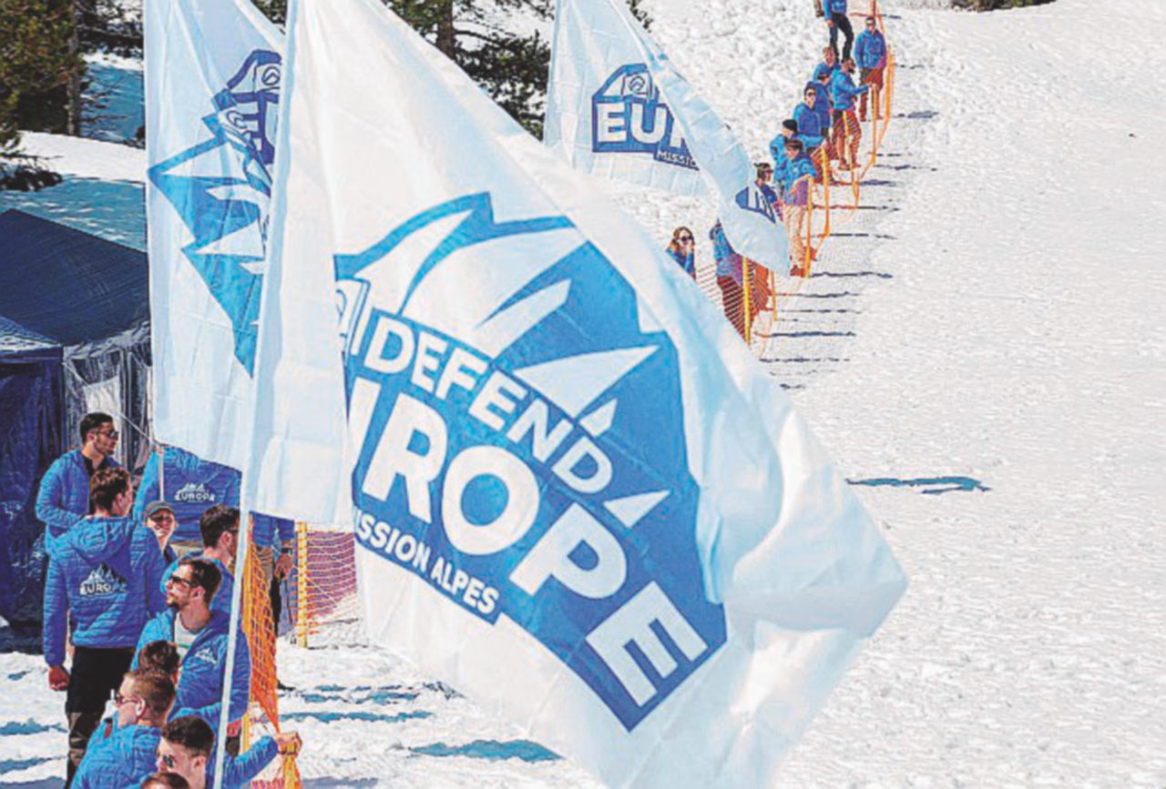 Copertina di I “neri” anti-immigrati con navi ed elicotteri. E una app “patriottica”