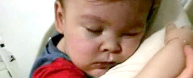 Alfie Evans, Alta Corte: “Può andare a casa, ma non in Italia”. Bimbo vivo da ore senza respiratore: “Somministrati acqua e ossigeno”