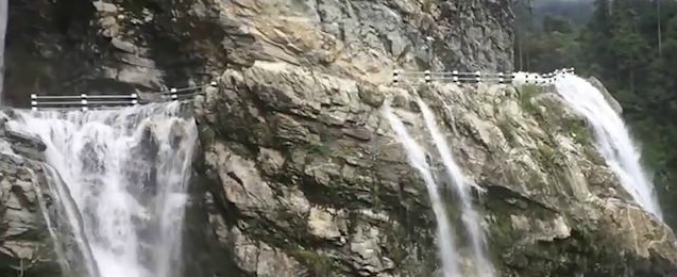 Copertina di Una delle strade più pericolose al mondo è inondata d’acqua. Il video dalla jeep in soggettiva toglie il fiato