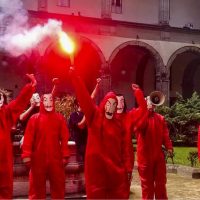 Un momento del flash mob con le maschere di Dali’ e le tute rosse