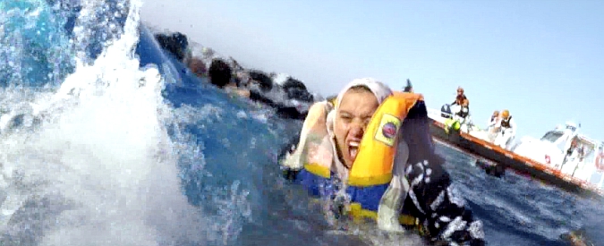 Copertina di Naufragio di migranti, il barcone si rovescia tra le urla di panico. I soccorritori costretti a tuffarsi