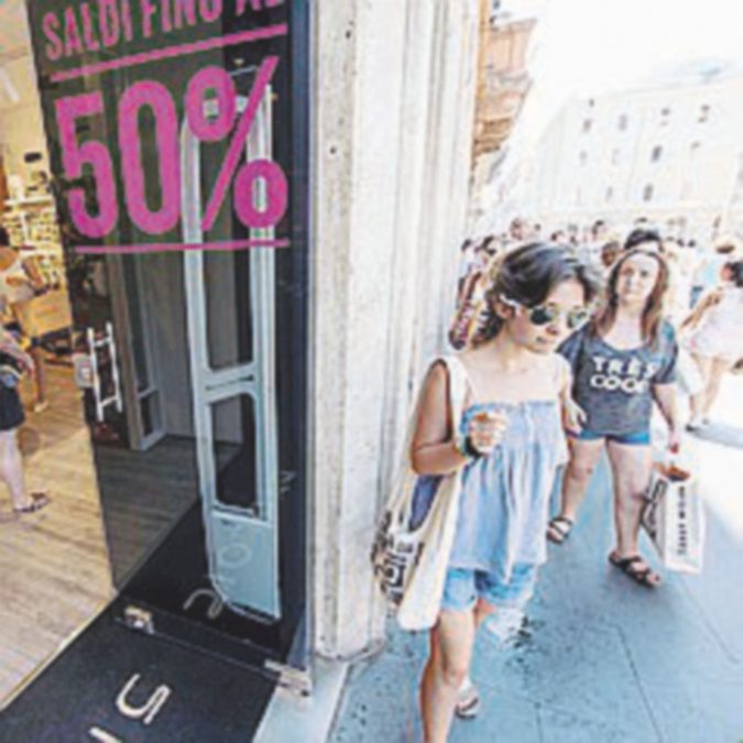 Negozi aperti nei festivi, il commercio incrocia le braccia Negozi aperti nei festivi, il commercio incrocia le braccia