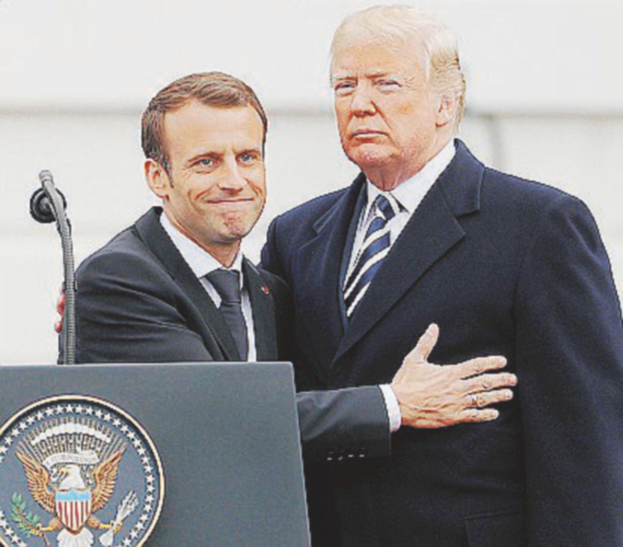 Copertina di “È il momento della forza” Trump e l’amico Macron bodybuilder della diplomazia